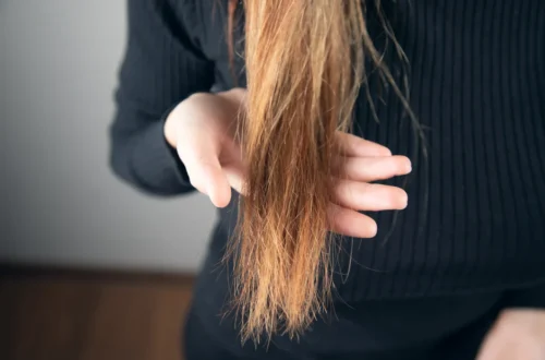 Podcinanie włosów Warszawa – stylistka HUGZ Hair & Beauty dba o zdrowe końcówki klientki.